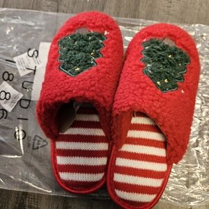Studio Cozy Red and Green Holiday Slippers Sz Med, 7-8